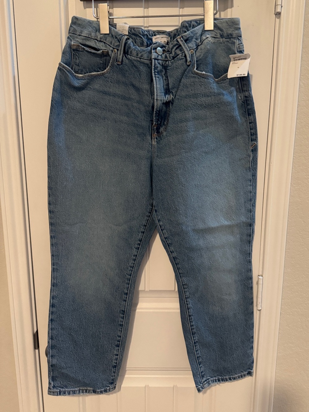 Good American girlfriend Jeans in Medium Blue Denim